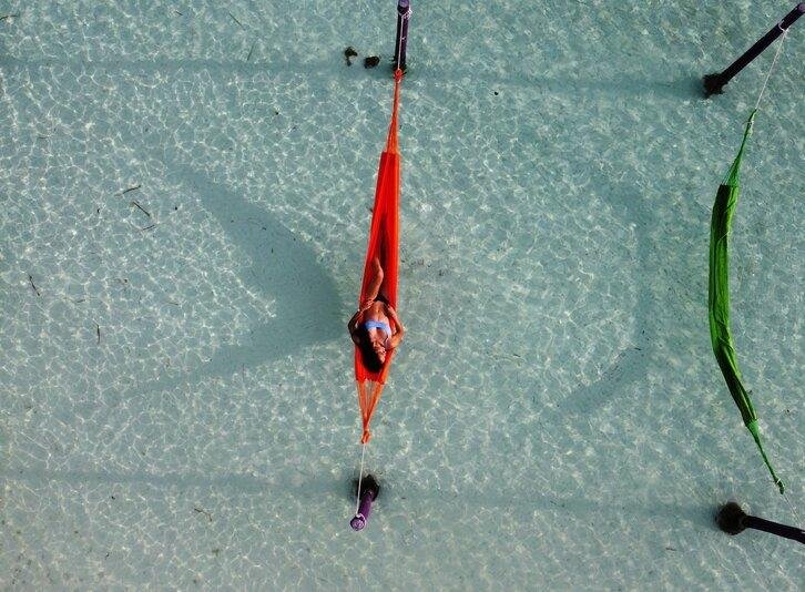 Tres Mariachis con instrumentos de cuerda en área de albercas para entretener al huésped