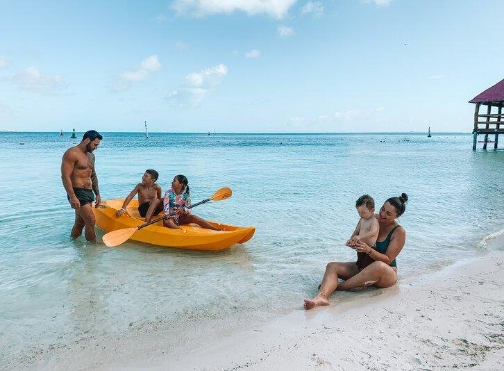 Barra de postres en bufete, cupcakes, tartas de fruta, trufas y flan decorados