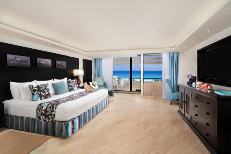 Terraza en Junior Suite con jacuzzi y hermosa vista en hotel The Pyramid at Grand Oasis