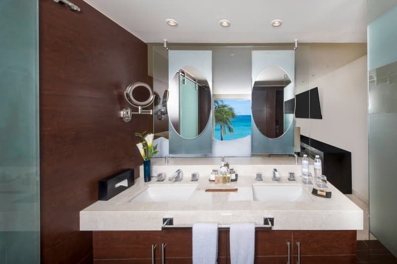 Habitacion Grand Ocean con cama King Size y hermosa vista en Hotel Grand Oasis Tulum