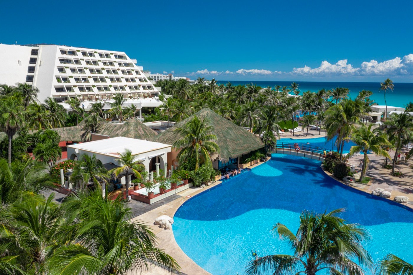 Alberca con palmeras en el Hotel Grand Oasis Cancun