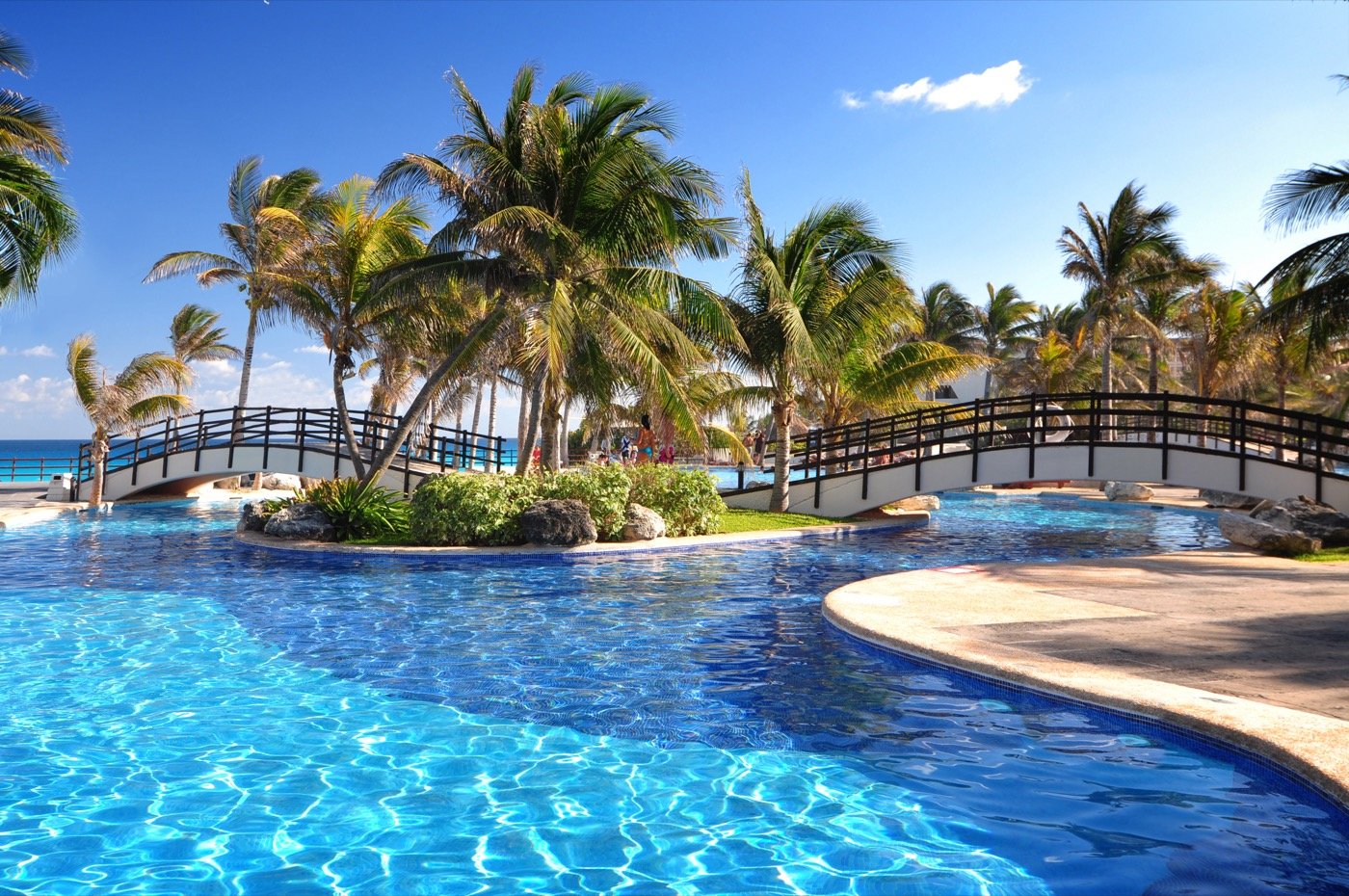 Alberca con palmeras en el Hotel Grand Oasis Cancun