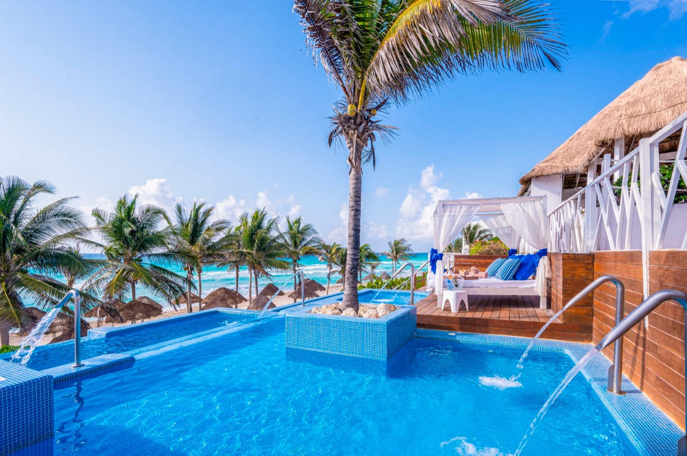 Alberca con palmeras en el Hotel Grand Oasis Cancun
