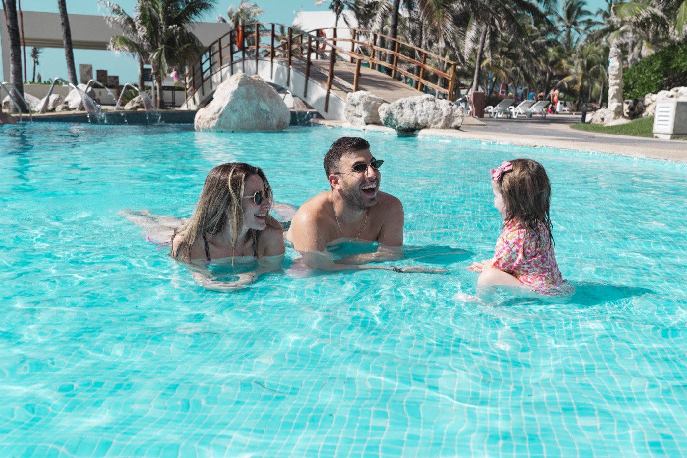Alberca con palmeras en el Hotel Grand Oasis Cancun