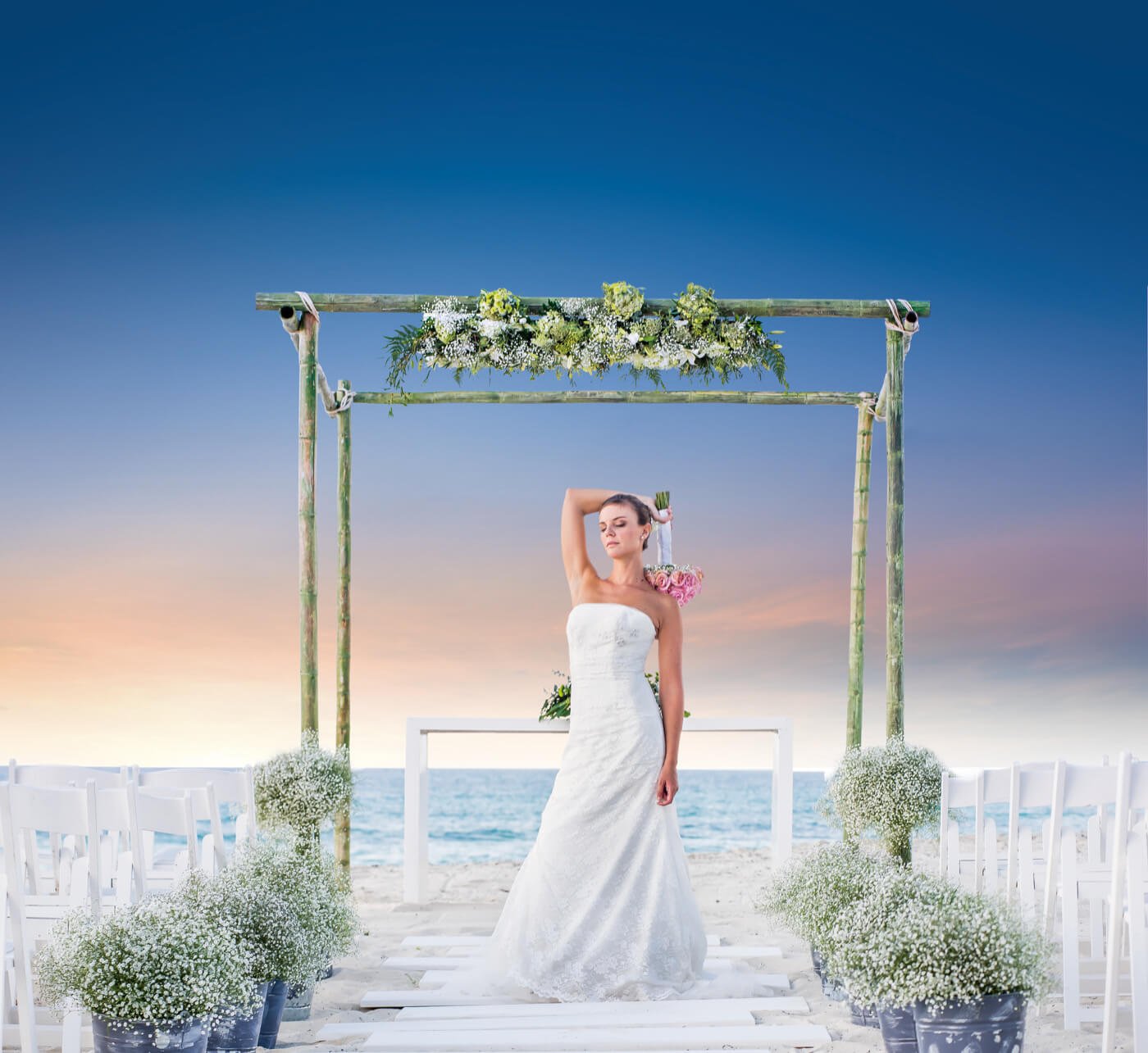 Altar en terraza con decoración de flores rojas con ramas junto al mar en el Hotel Grand Oasis Cancu