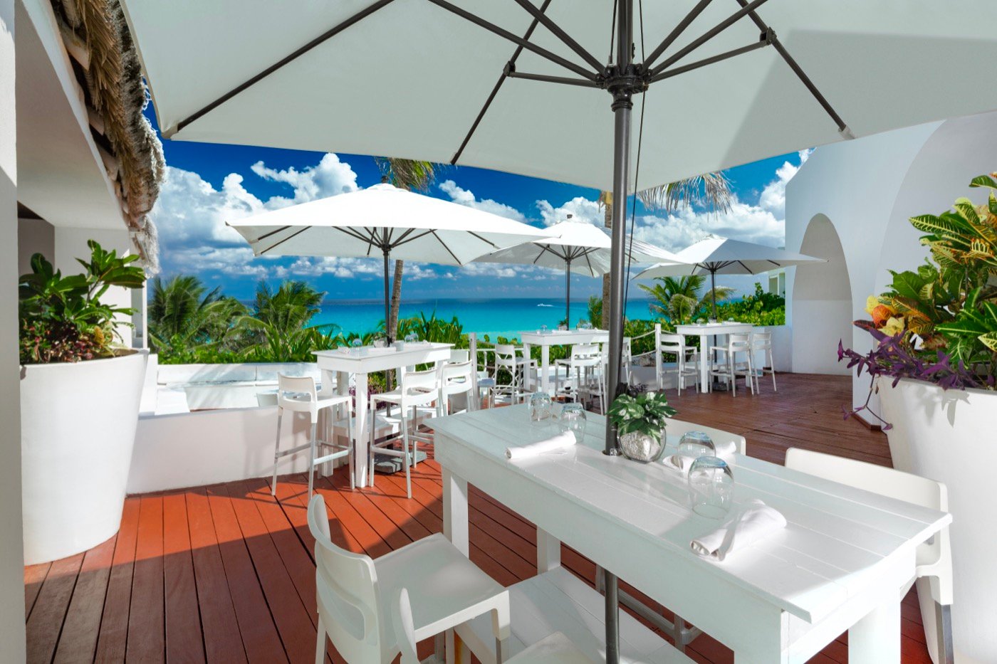 Vista interior del Bar Coyote Loco en Hotel Grand Oasis Cancun