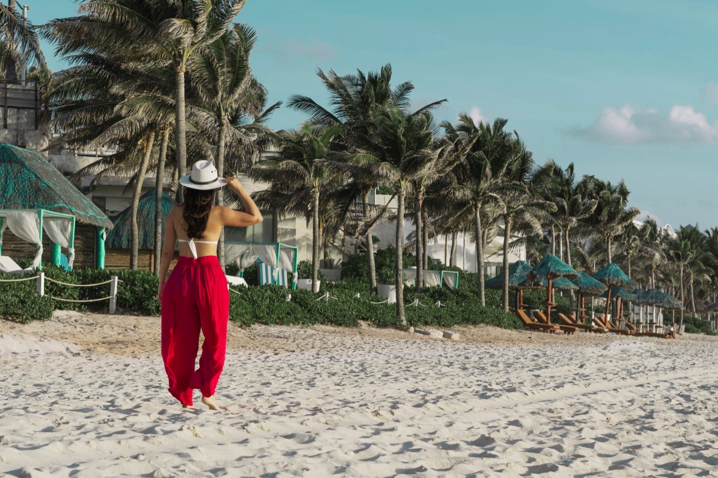 Playa frente a hotel Grand Oasis Cancun con olas