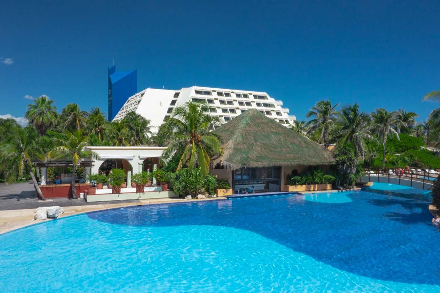 Alberca en hotel The Pyramid at Grand Oasis