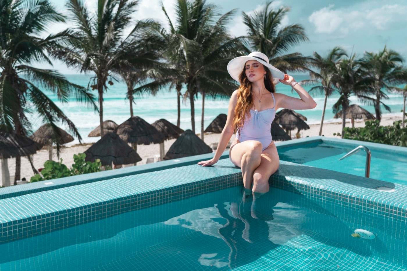 Mujer disfrutando la alberca en hotel The Pyramid at Grand Oasis