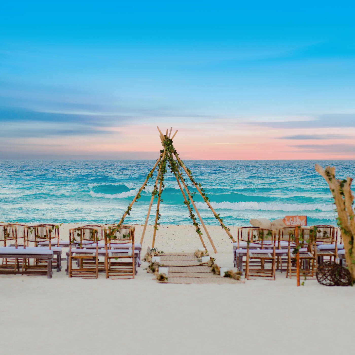Altar junto al mar decorado en colores morado y verde en el Hotel The Pyramid at Grand Oasis