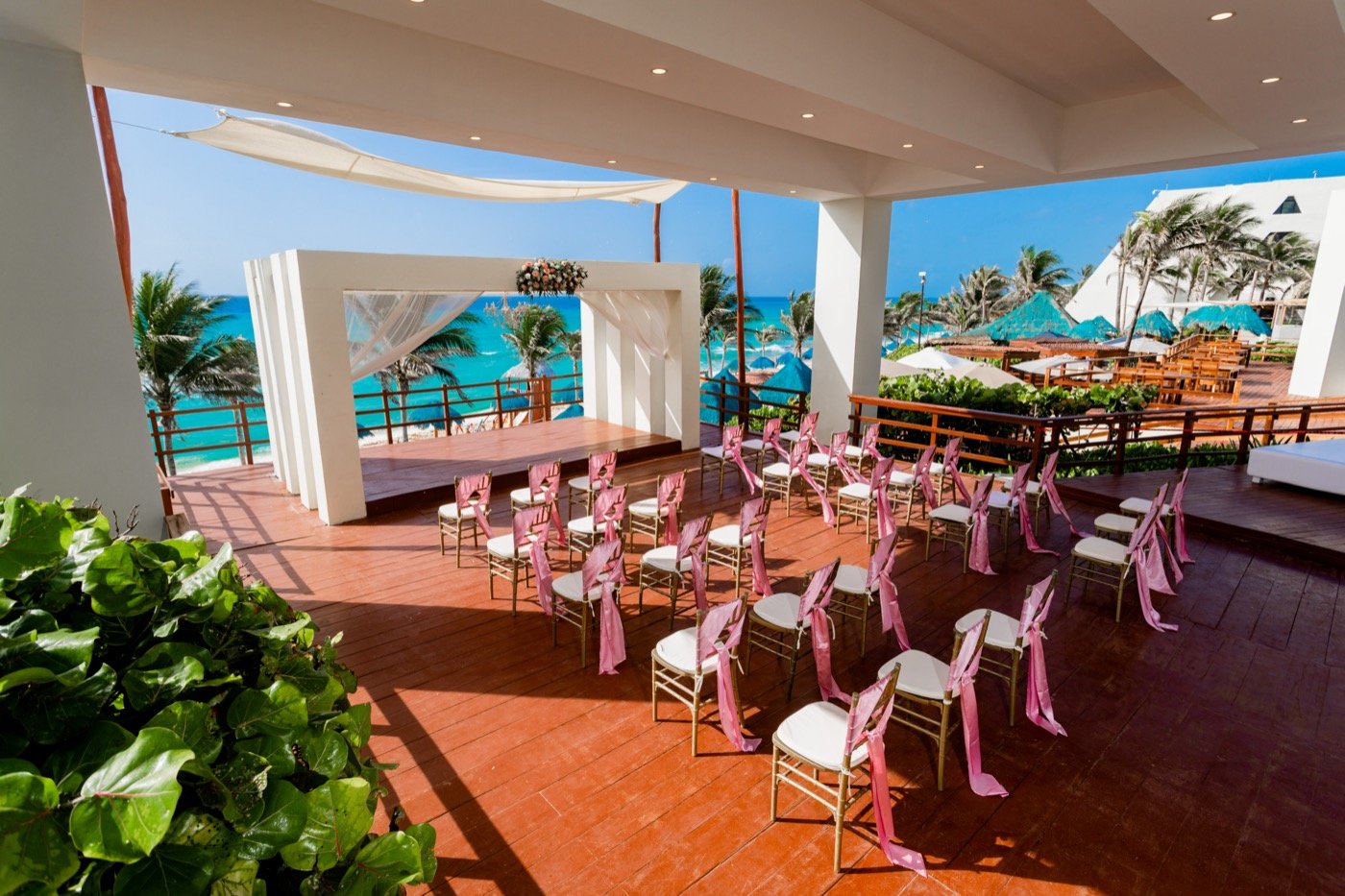 Altar en terraza con vista al mar en el Hotel The Pyramid at Grand Oasis