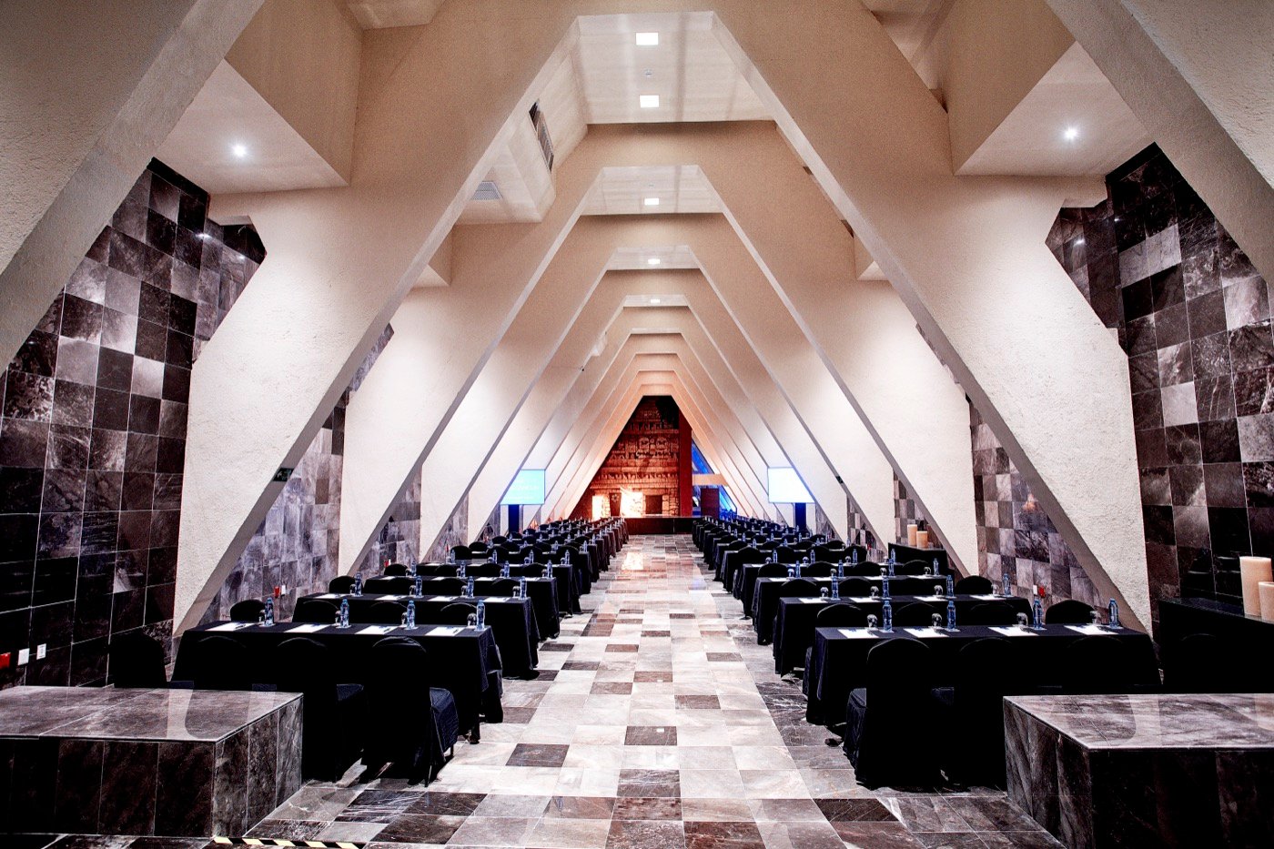 Altar en terraza con vista al mar en el Hotel The Pyramid at Grand Oasis