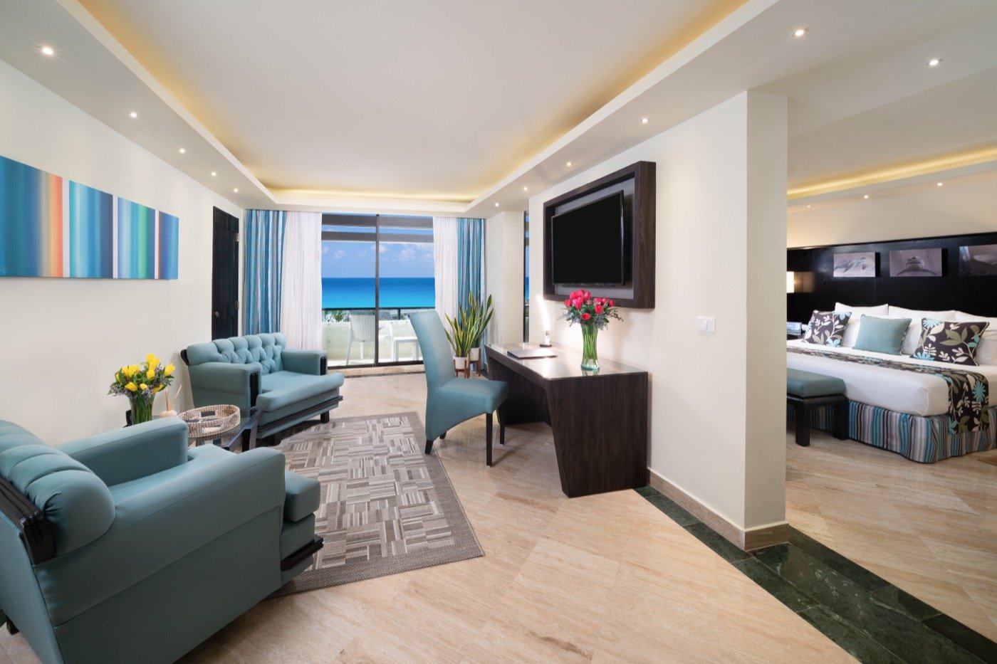 Master Suite con cama King Size y hermosa vista en hotel The Pyramid at Grand Oasis