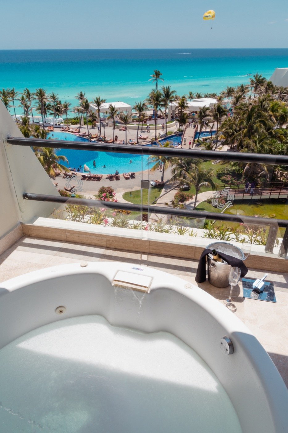 Jacuzzi en balcón privado de Master Suite en hotel The Pyramid at Grand Oasis