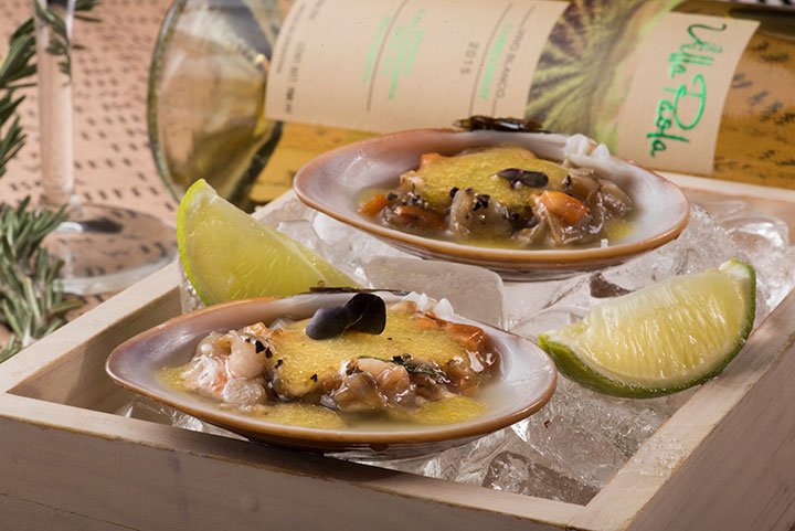 Natural Clams box served over crushed ice at The White Box Restaurant in The Pyramid at Grand Oasis