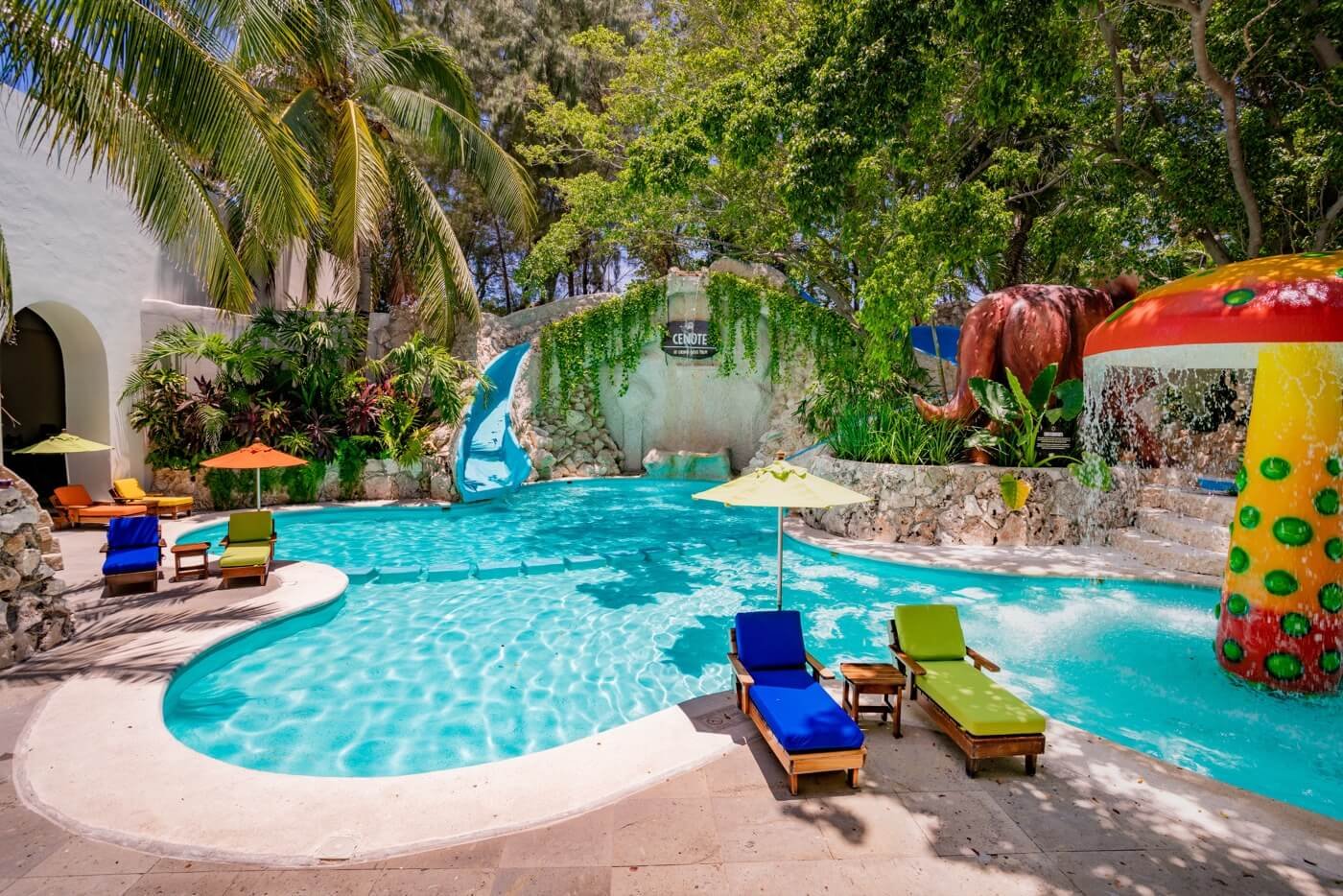 Área de juegos en KiddoZone con consolas y sillones puff en Hotel Grand Oasis Palm