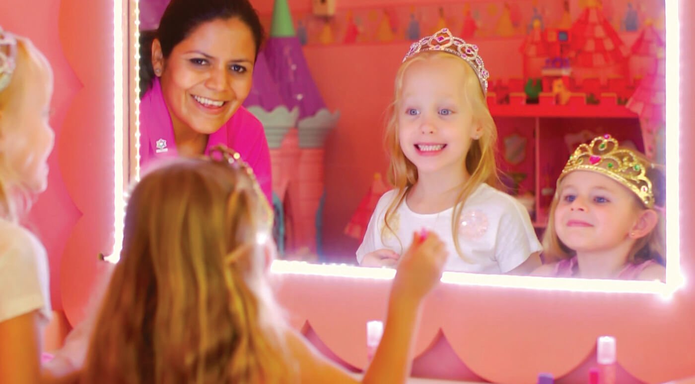 Área de juegos en KiddoZone con consolas y sillones puff en Hotel Grand Oasis Palm