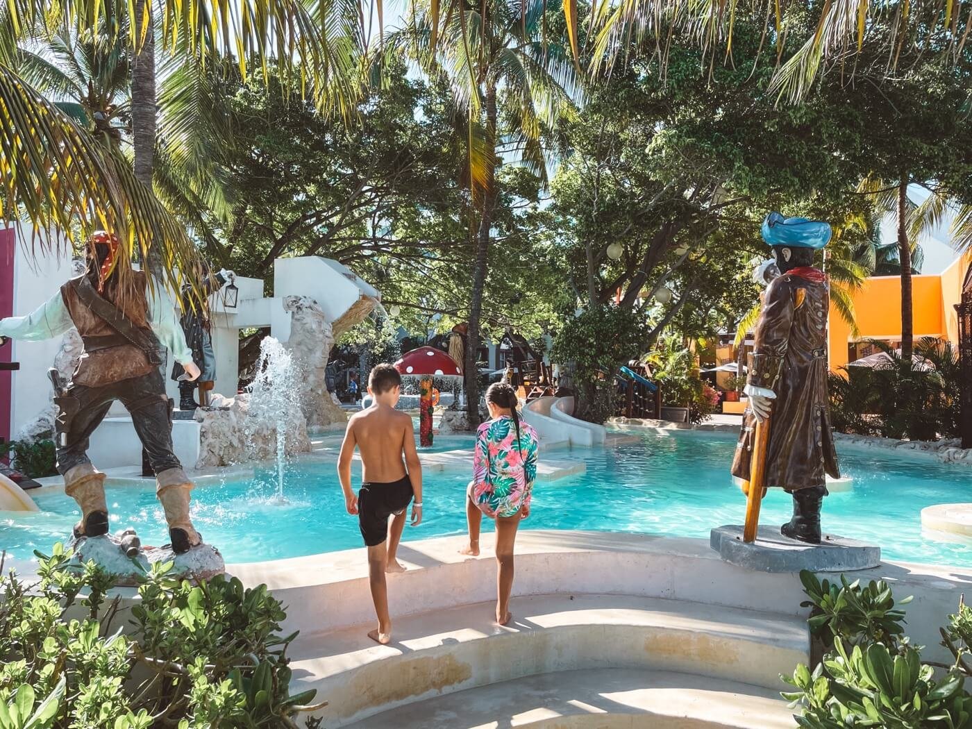 Área de juegos en KiddoZone con consolas y sillones puff en Hotel Grand Oasis Palm