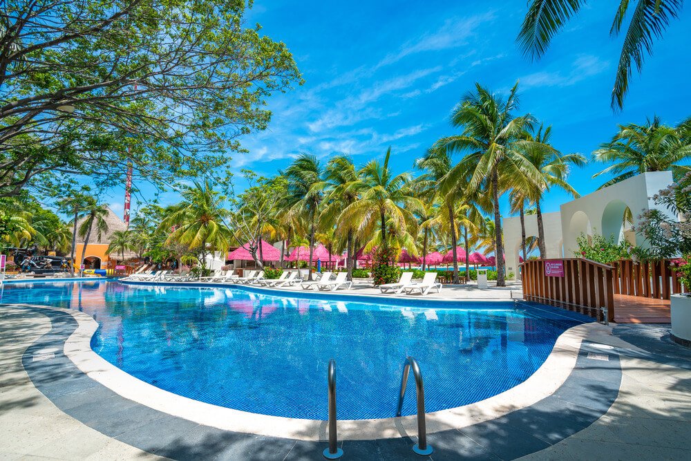 Albercas en Hotel Oasis Palm