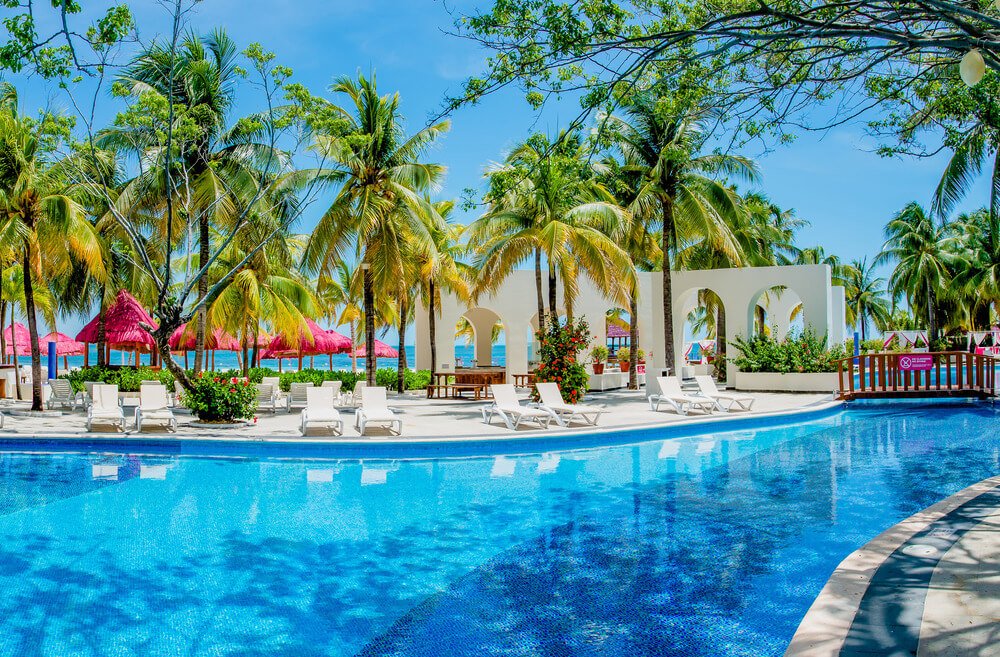 Albercas en Hotel Oasis Palm