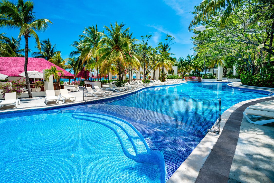 Albercas en Hotel Oasis Palm
