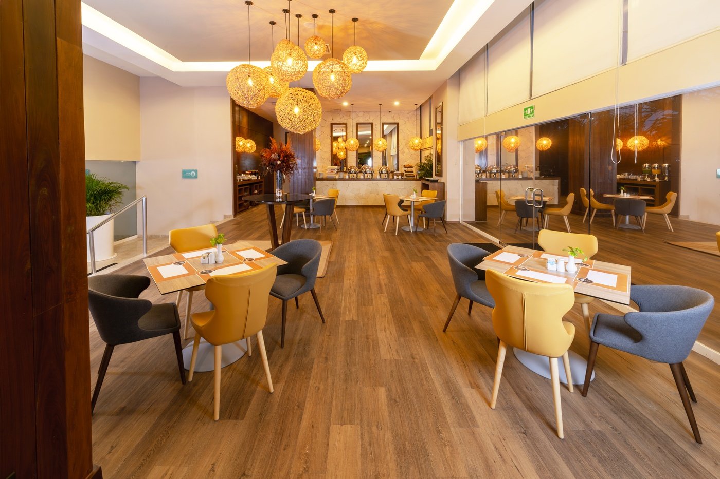 Vista interior de Restaurante Coffee & Me en Hotel Smart Cancun by Oasis