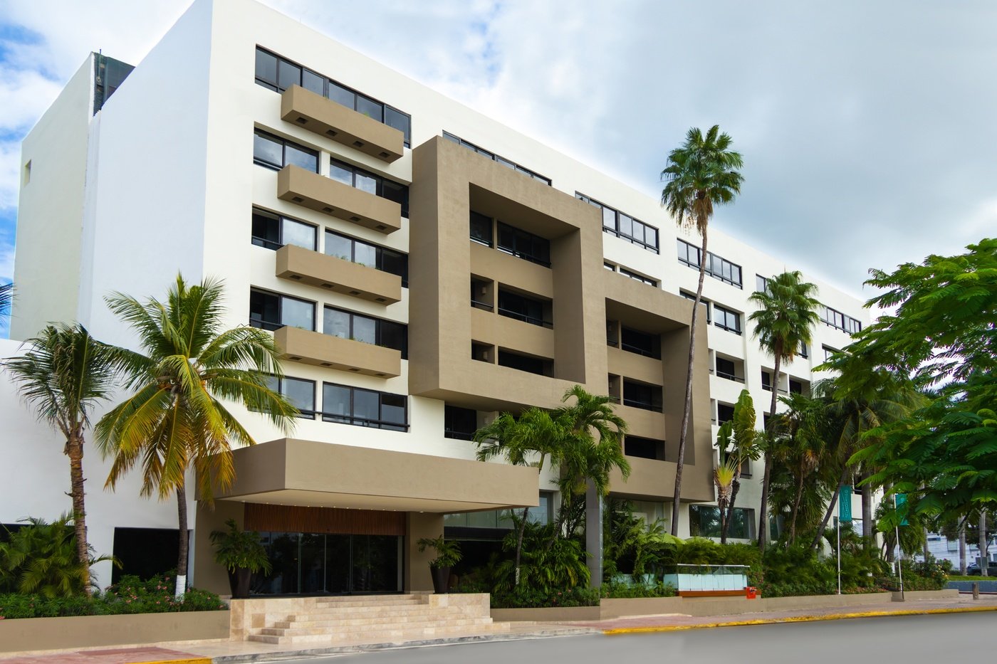 Caminadora y equipamento para ejercicios en gimnasio de hotel Smart Cancun by Oasis