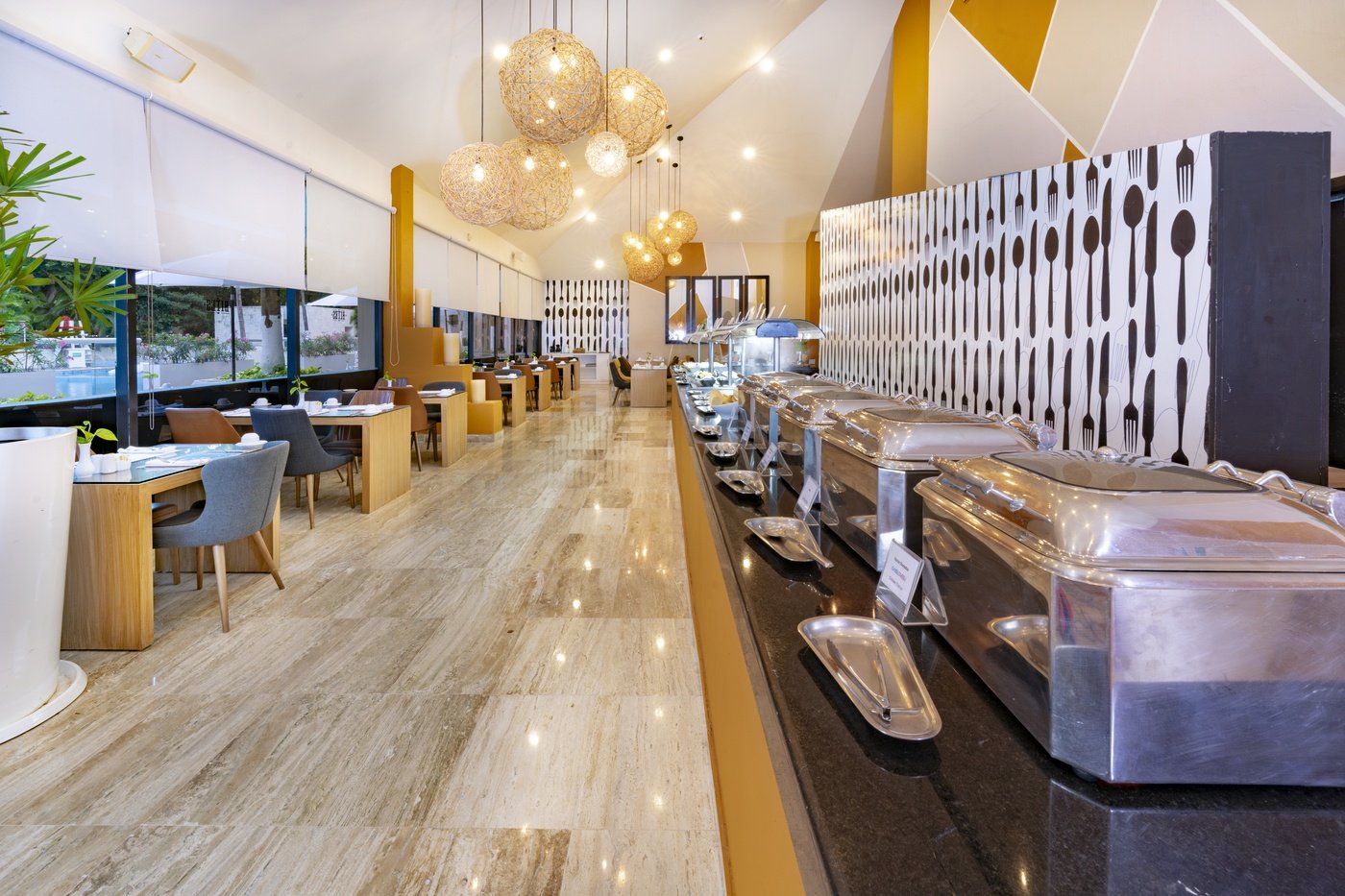 Alberca con camastros en el hotel Smart Cancun by Oasis