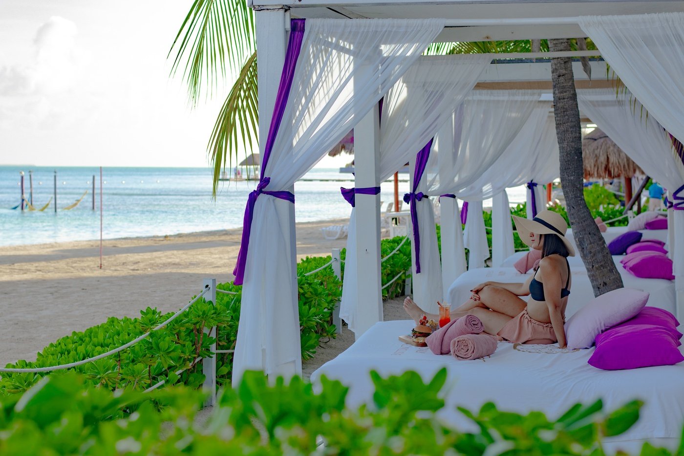 Sala para reuniones con sillas, mesas y escenario en Smart Cancun by Oasis